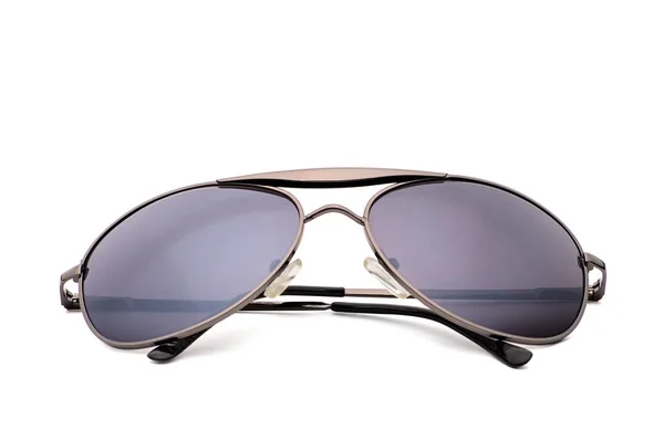 Элегантные солнечные очки на белом фоне — стоковое фото