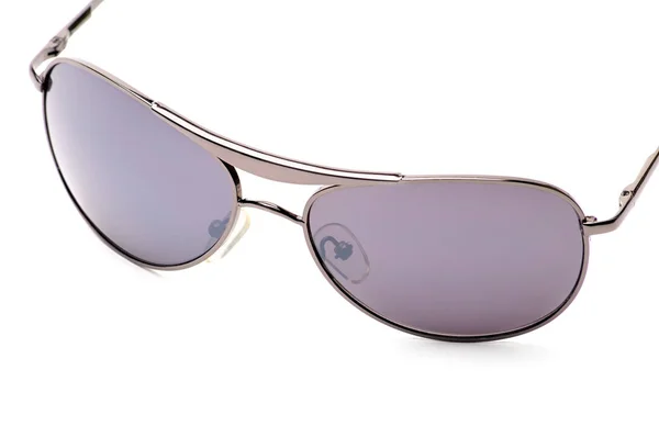 Eleganti occhiali da sole su sfondo bianco — Foto Stock