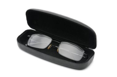 Beyaz arkaplanda optik gözlük.