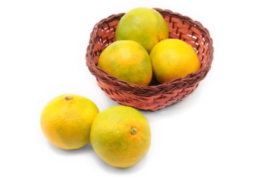 Beyaz arka planda sarı-yeşil mandalinalar