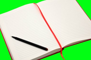 Yeşil arkaplanda kırmızı defter