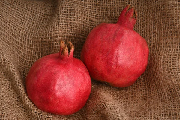 Granadas maduras sobre fondo de arpillera — Foto de Stock