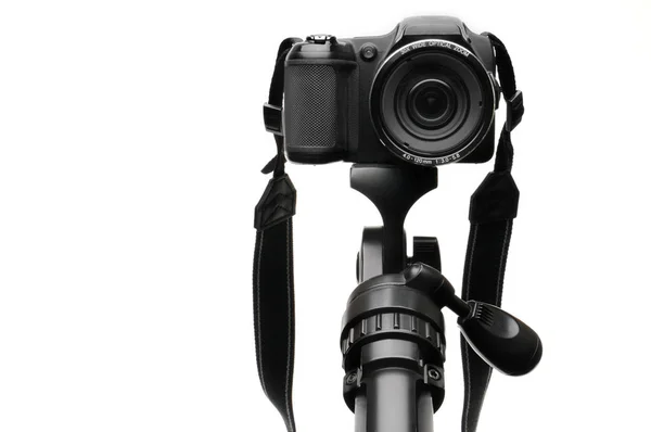 Цифрова фотокамера на білому тлі — стокове фото