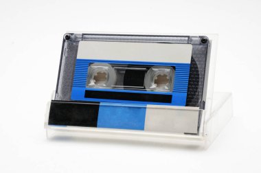 İzole beyaz arka planda manyetik kayıt için Vintage kompakt ses bantları. Compact cassettte