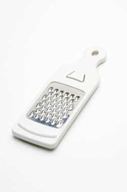 İzole edilmiş beyaz sırt grubunda sarımsak rendesi