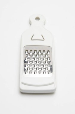 İzole edilmiş beyaz sırt grubunda sarımsak rendesi