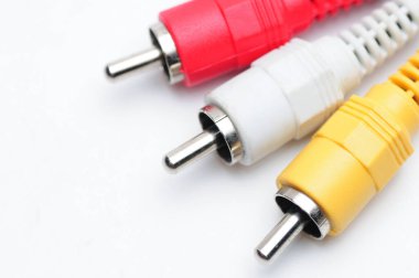 İzole edilmiş beyaz arkaplanda RCA analog ses video kablosu