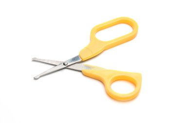 İzole edilmiş beyaz zemin üzerinde sarı bebek makası. İzole edilmiş beyaz zemin üzerinde mavi bebek makası.