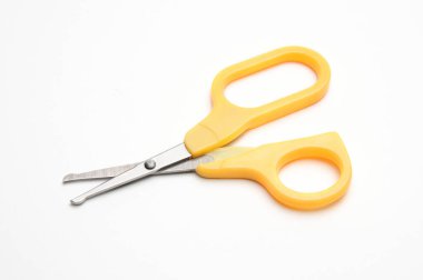 İzole edilmiş beyaz zemin üzerinde sarı bebek makası. İzole edilmiş beyaz zemin üzerinde mavi bebek makası.