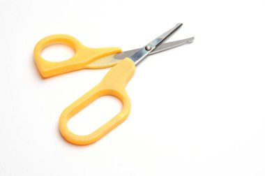 İzole edilmiş beyaz zemin üzerinde sarı bebek makası. İzole edilmiş beyaz zemin üzerinde mavi bebek makası.