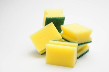 Bulaşık yıkamak ve izole edilmiş beyaz arka planda tesisat yapmak için sünger.