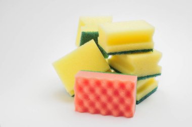 Bulaşık yıkamak ve izole edilmiş beyaz arka planda tesisat yapmak için sünger.