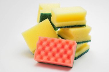 Bulaşık yıkamak ve izole edilmiş beyaz arka planda tesisat yapmak için sünger.