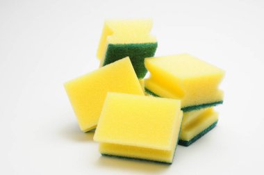 Bulaşık yıkamak ve izole edilmiş beyaz arka planda tesisat yapmak için sünger.