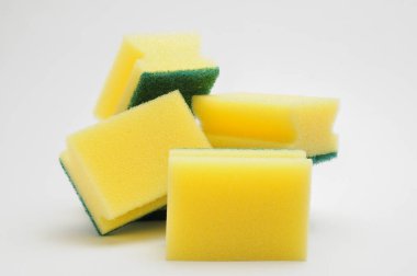 Bulaşık yıkamak ve izole edilmiş beyaz arka planda tesisat yapmak için sünger.