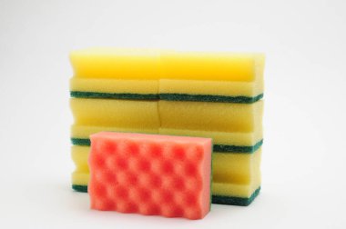 Bulaşık yıkamak ve izole edilmiş beyaz arka planda tesisat yapmak için sünger.