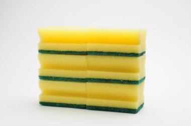 Bulaşık yıkamak ve izole edilmiş beyaz arka planda tesisat yapmak için sünger.