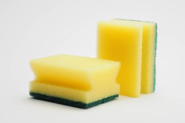 Bulaşık yıkamak ve izole edilmiş beyaz arka planda tesisat yapmak için sünger.