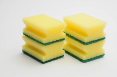 Bulaşık yıkamak ve izole edilmiş beyaz arka planda tesisat yapmak için sünger.