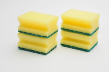 Bulaşık yıkamak ve izole edilmiş beyaz arka planda tesisat yapmak için sünger.