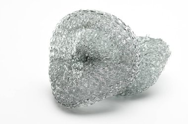 İzole edilmiş beyaz arka planda bulaşık ve su tesisatı için metal sünger.