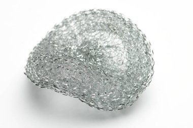 İzole edilmiş beyaz arka planda bulaşık ve su tesisatı için metal sünger.