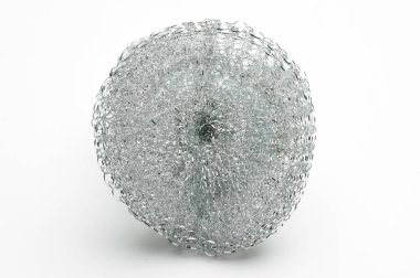 İzole edilmiş beyaz arka planda bulaşık ve su tesisatı için metal sünger.