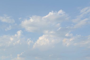 Arkaplan için kabarık bulutlu mavi gökyüzü