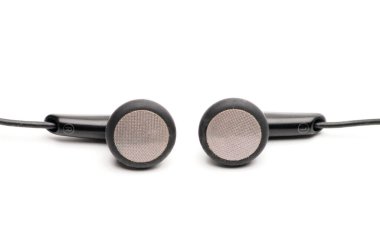 İzole edilmiş beyaz arka grupta müzik çalar ve akıllı telefon için kulaklık