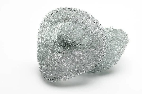 İzole edilmiş beyaz arka planda bulaşık ve su tesisatı için metal sünger.