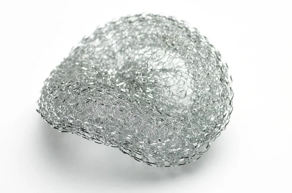 İzole edilmiş beyaz arka planda bulaşık ve su tesisatı için metal sünger.