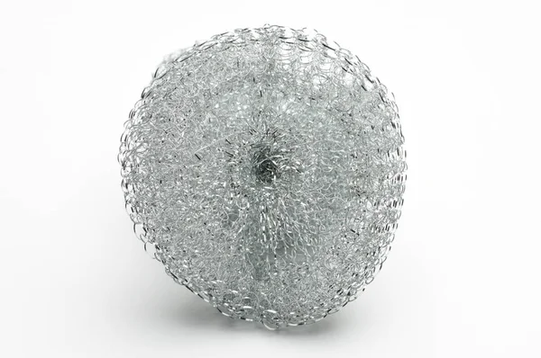 İzole edilmiş beyaz arka planda bulaşık ve su tesisatı için metal sünger.