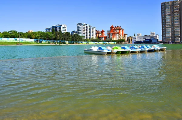 2018 Baku Azerbaijan Catamarãs Para Montar Descansar Lago Artificial Parque — Fotografia de Stock