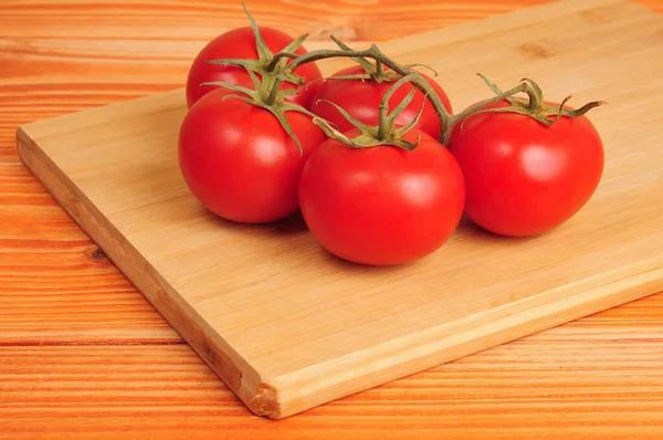 Tomaten Een Houten Groentesnijder Een Houten Ondergrond — Stockfoto