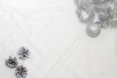 Yeni yıl ve Noel arka plan tebrik, kartları, reklam, afiş ve afiş, dergi ve Gazeteler için. Gelin teli, Noel topları ve koniler.