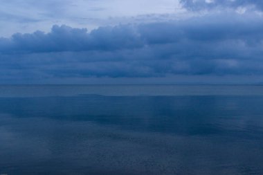 Denizin üzerinde mavi alacakaranlıkta