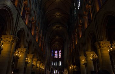 İç Cathdrale Notre-Dame de Paris - 13. yüzyıl Katedrali ile uçan payandaların ve gargoyles, Hugo'nun roman için ayarlama.