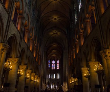İç Cathdrale Notre-Dame de Paris - 13. yüzyıl Katedrali ile uçan payandaların ve gargoyles, Hugo'nun roman için ayarlama.