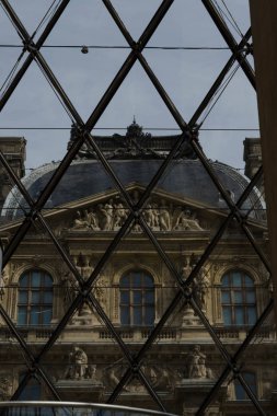 Geometrik formlar şekilli parçalar tarafından Louvre piramit - Cam Piramit ı. M. Pei tarafından oluşturulan bir alt zemin sergi alanına girişi oluşturan.