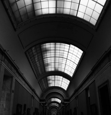 Paris, Fransa, 09.12.2018: cam çatı Louvre Müzesi Paris, Fransa.