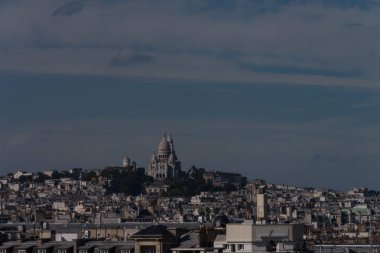 Basilique du Sacré-Ceuor - ikonik, fotoğraflarını kubbeli beyaz kilise, iç mozaikli vitraylar 1914 yılında tamamlandı. Paris