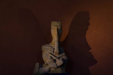 Paris, Fransa, 09.12.2018: cam çatı Louvre Müzesi Paris, Fransa.