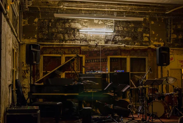 Paris, Fransa, 09.12.2018: Müzik aletleri Riccardo Del Fra Le Jazz, La gare