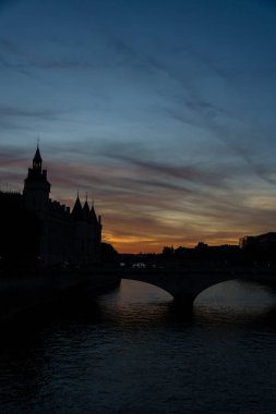 Gece şehir manzaraları Pont Seine Nehri, Paris Saint Michel'de yuvarlak