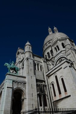 Sacre-Coeur - ikonik, fotoğraflarını kubbeli beyaz kilise, iç mozaikli vitraylar 1914 yılında tamamlandı. Paris