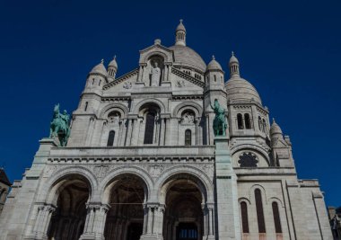 Sacre-Coeur - ikonik, fotoğraflarını kubbeli beyaz kilise, iç mozaikli vitraylar 1914 yılında tamamlandı. Paris