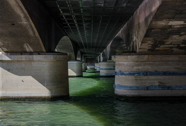 Perspektivvy Pont Lena Och Dess Bryggor Strävpelare Underifrån Floden Seine — Stockfoto