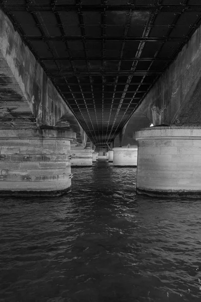 Perspektivní Pohled Pont Lena Jeho Mola Pilíři Pod Řeku Seinu — Stock fotografie