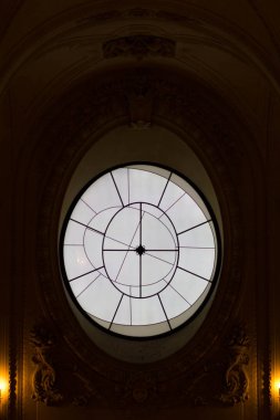 Penceresinde Louvre Müzesi - eski tarihi palace, Paris, Fransa