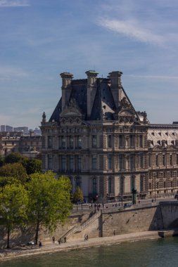 Paris, Fransa, 09.12.2018: cam çatı Louvre Müzesi Paris, Fransa.